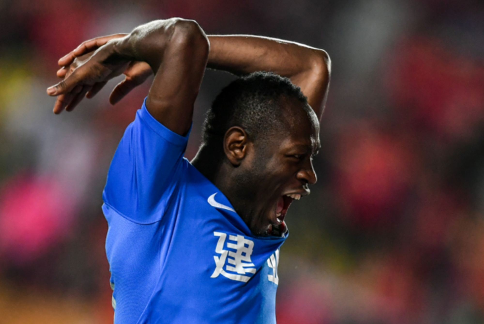 重庆斯威登顶积分榜，球队士气高涨