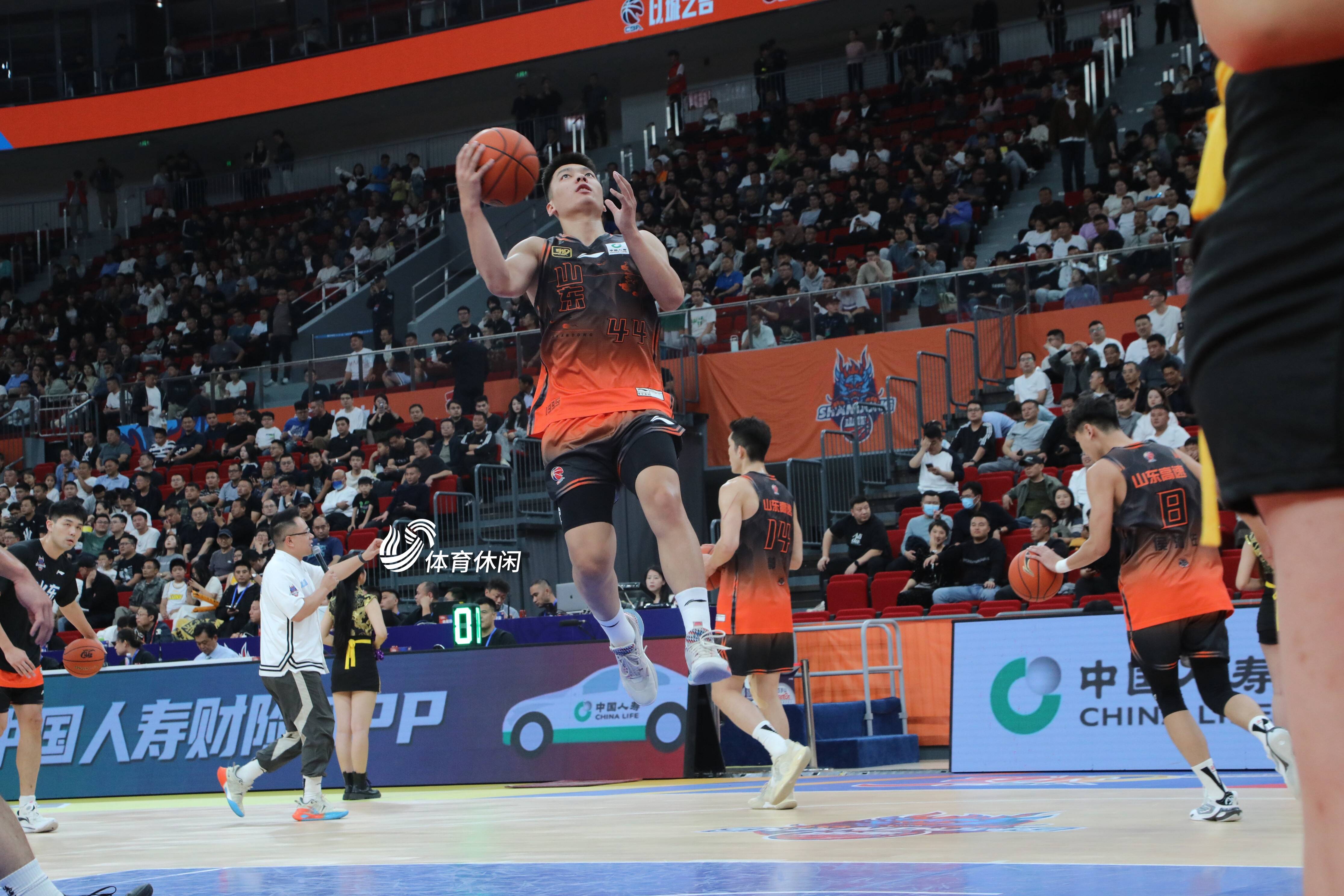 深圳男篮艰难突围，提升至积分榜倒数第二