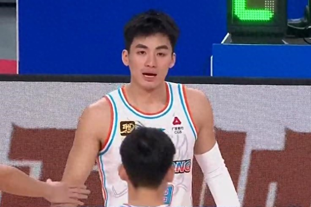 江苏男篮在主场力克山东队,迎来胜利 江苏男篮在主场力克山东队,迎来胜利