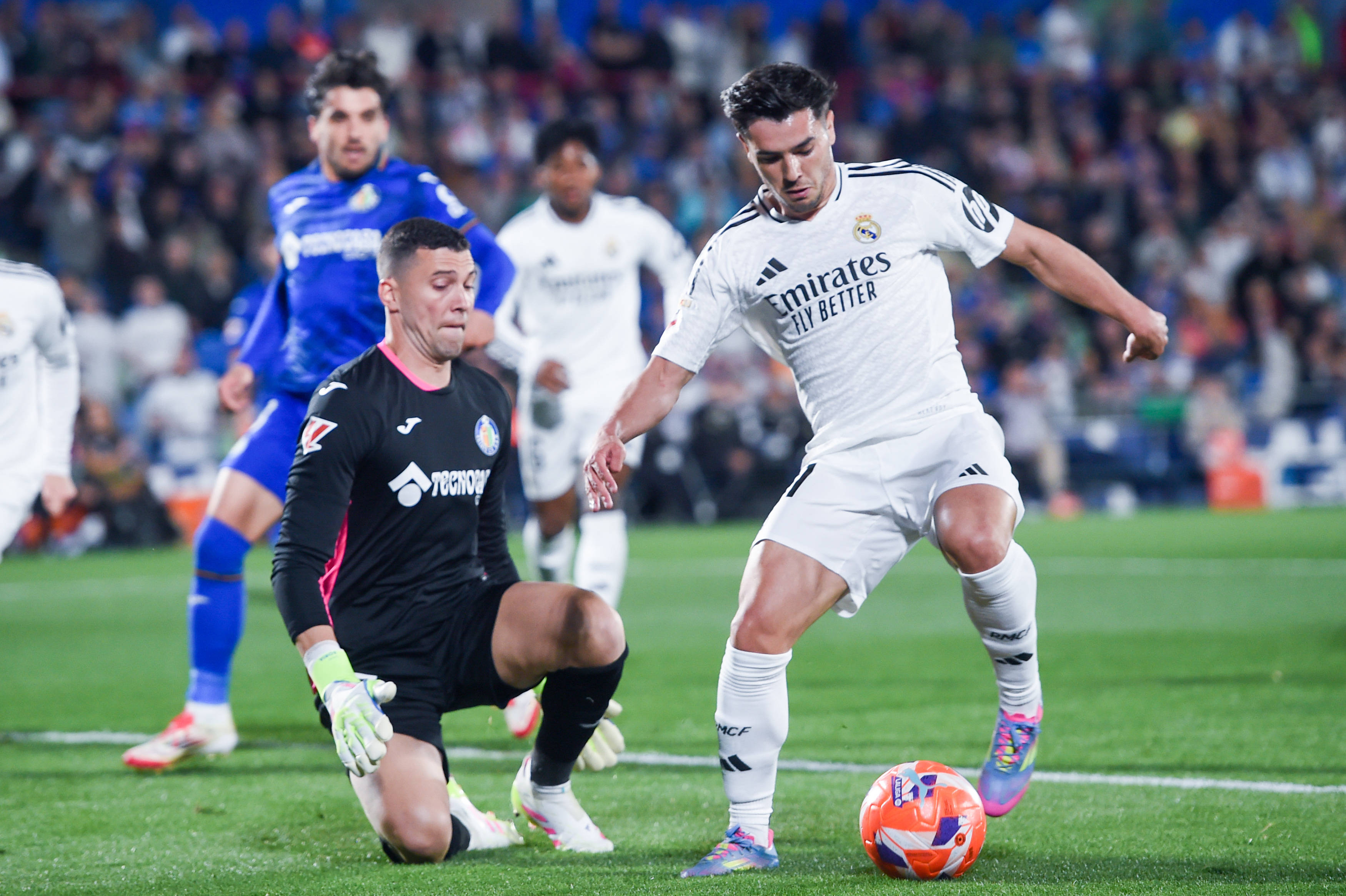 包含赫塔菲击退皇家社会主场保持近泉源胜势的词条