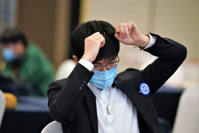 DB彩票平台-英国游泳选手卫冕夺金，稳坐榜首的简单介绍