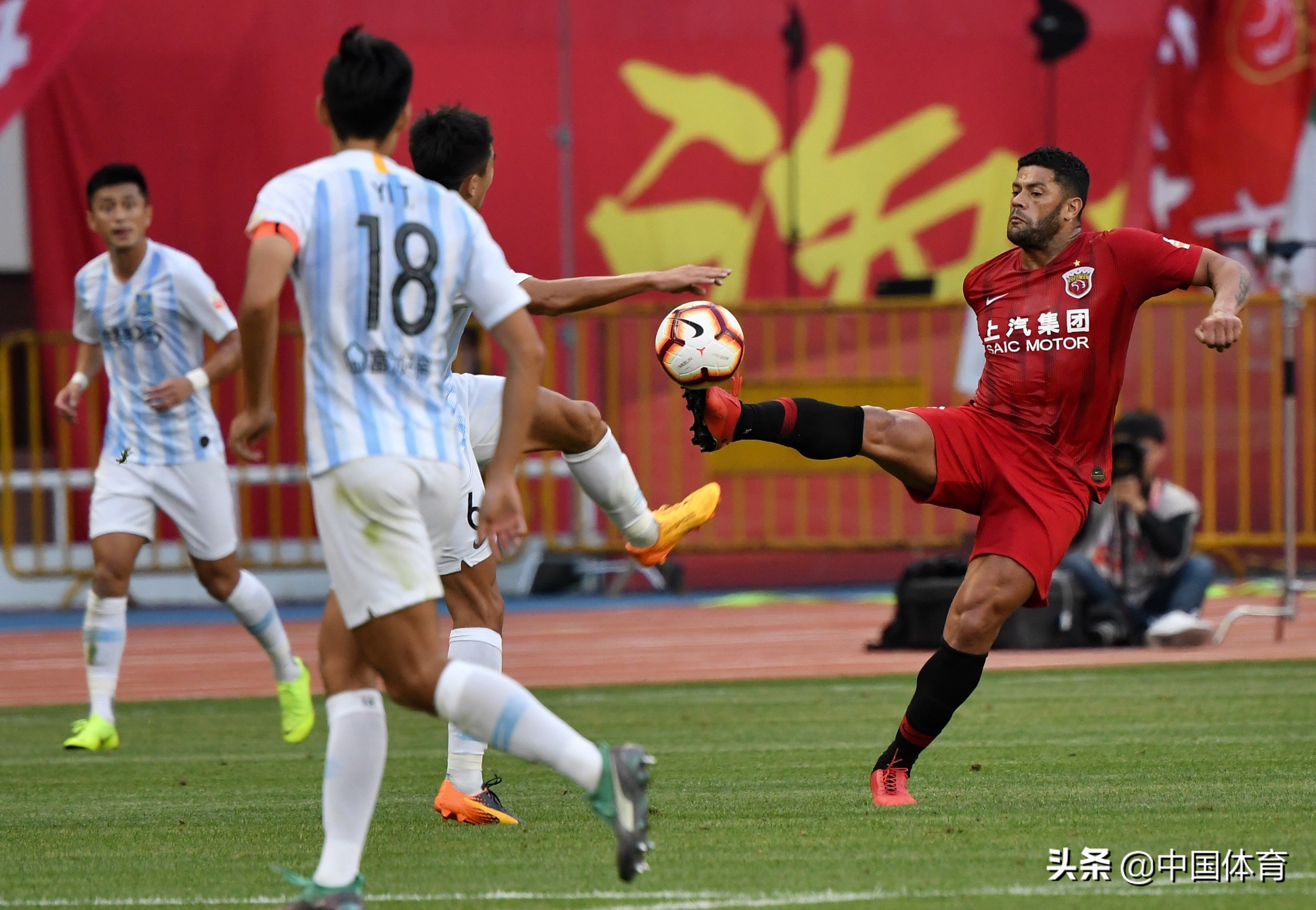 上港主场2-0贵州人和，接连不胜迎来胜利的简单介绍