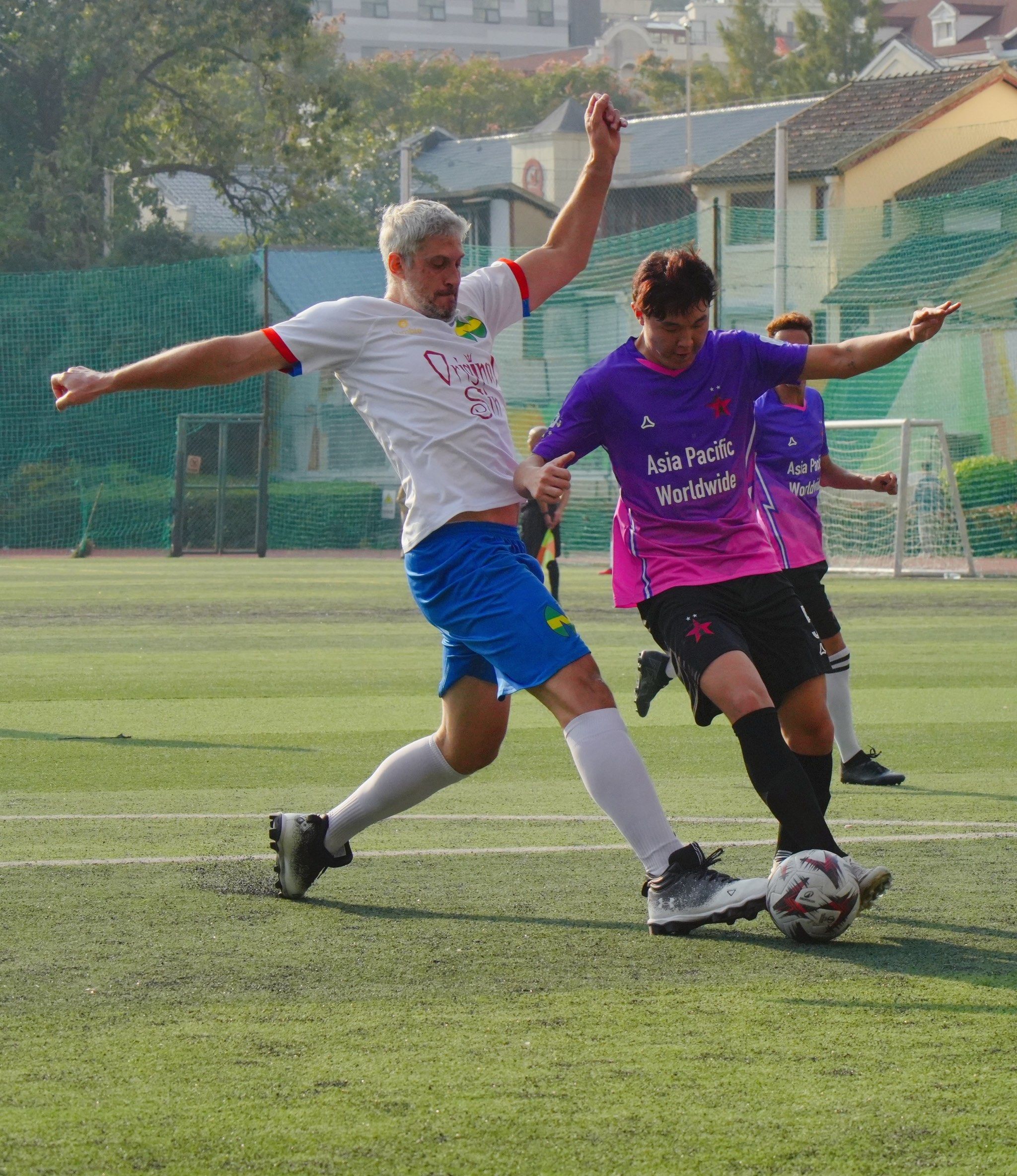 德甲比赛激烈对抗：球队实力均匹敌，节奏紧张刺激